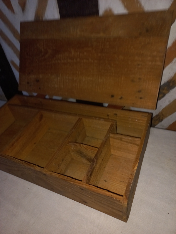Ancienne caisse boîte en bois compartimentée