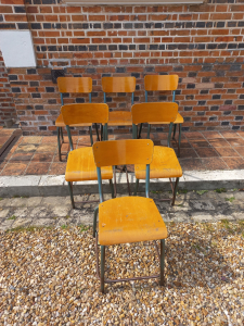 Chaises d'école anciennes