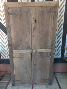 Ancienne armoire primitive